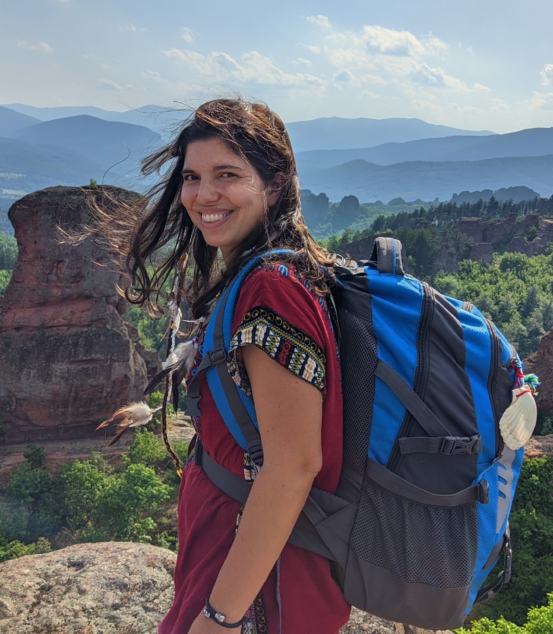 Achira viajando con mochila en Belogradchik